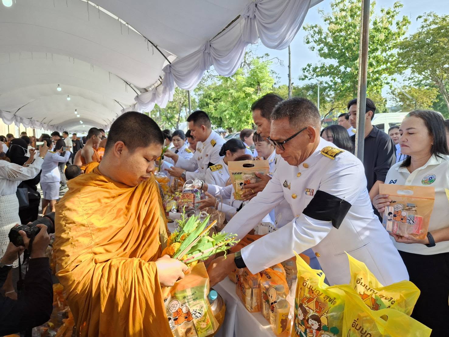 title - พิธีสวดพระพุทธมนต์ ทำบุญตักบาตร ถวายเป็นพระราชกุศล และพิธีวางพวงมาลา เนื่องในวันคล้ายวันสวรรคต พระบาทสมเด็จพระบรมชนกาธิเบศร มหาภูมิพลอดุลยเดชมหาราช บรมนาถบพิตร “วันนวมินทรมหาราช” ประจำปี 2569